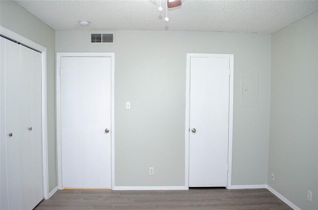 Building Photo - 8907 Parkfield Dr