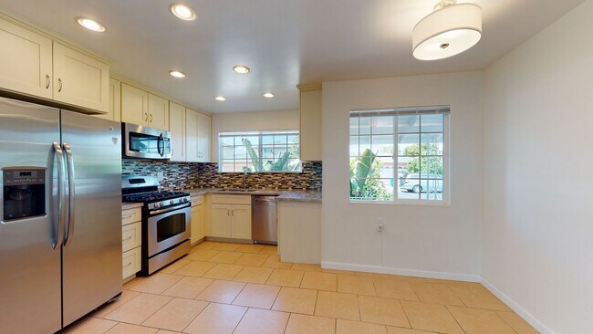 Building Photo - Updated 3 bedroom home, backyard, washer/d...