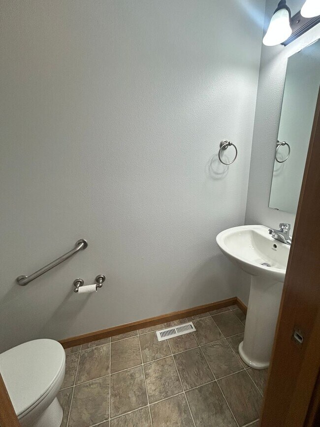 Building Photo - Adorable townhome for rent!