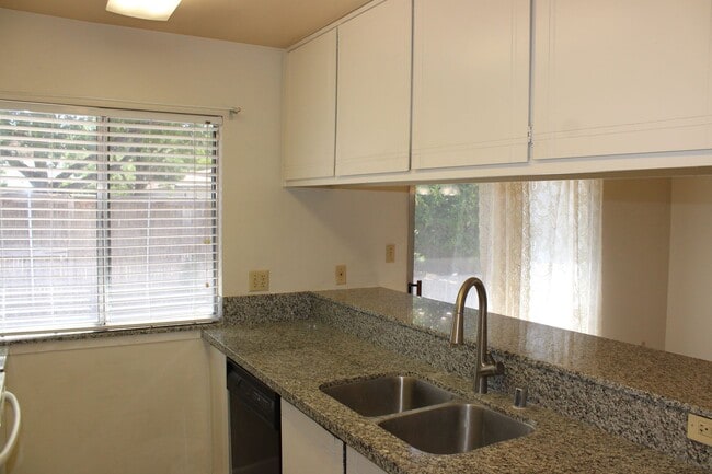 Building Photo - 6351 Chapel View Ln