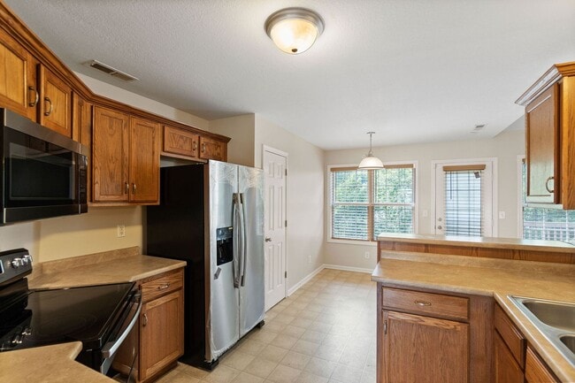 Building Photo - Come take a look at this 5 bedroom beauty!