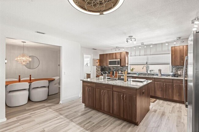 Building Photo - 1109 Pinellas Bayway S