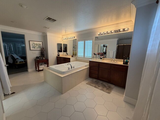 Building Photo - Luxury Home in Lone Mountain Classics