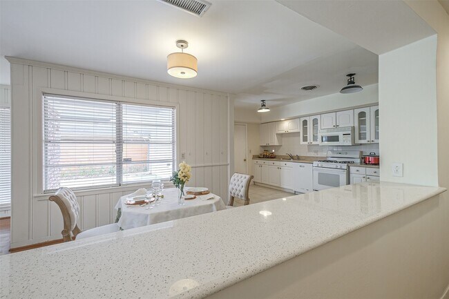 Building Photo - 2601 Briarhurst Dr