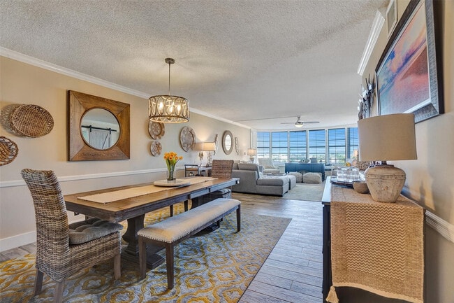 Building Photo - 3051 NE 48th St