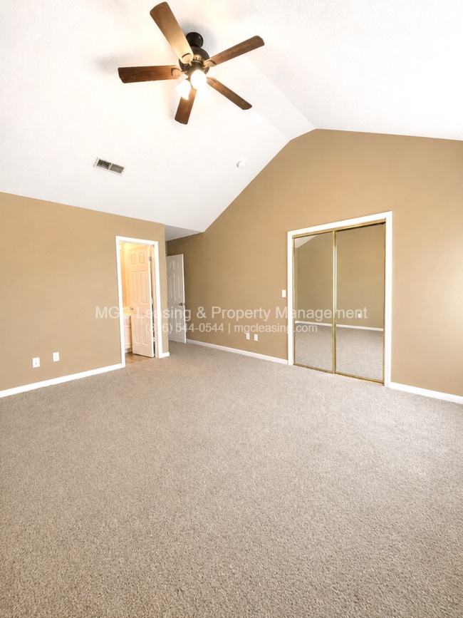 Building Photo - Spacious Townhome Near Shopping, Parks & Highways