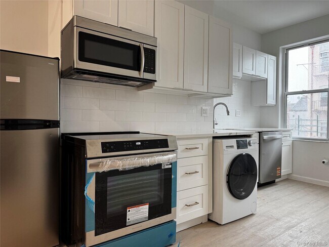 Building Photo - 754 Manhattan Ave