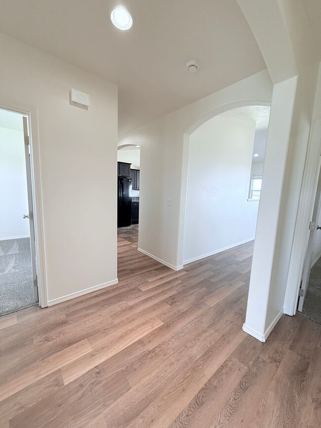 Building Photo - 4 BED 1 BATH - 1ST MONTH FREE!