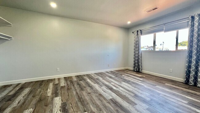 Building Photo - Lovely House 4BR 2.5BA with Large Backyard