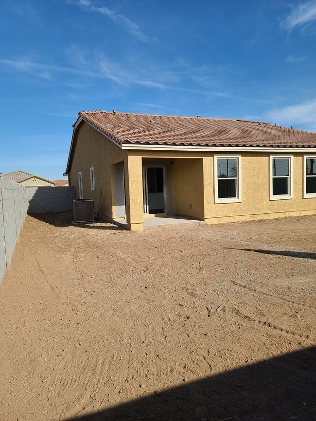 Building Photo - "Spacious 4-Bed Oasis with 2 Full Baths in...