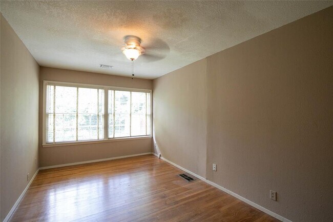 Building Photo - 1811 E 39th St