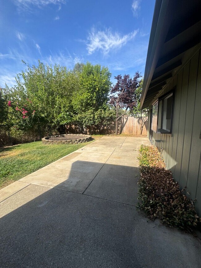 Building Photo - 2409 Candlewood Dr