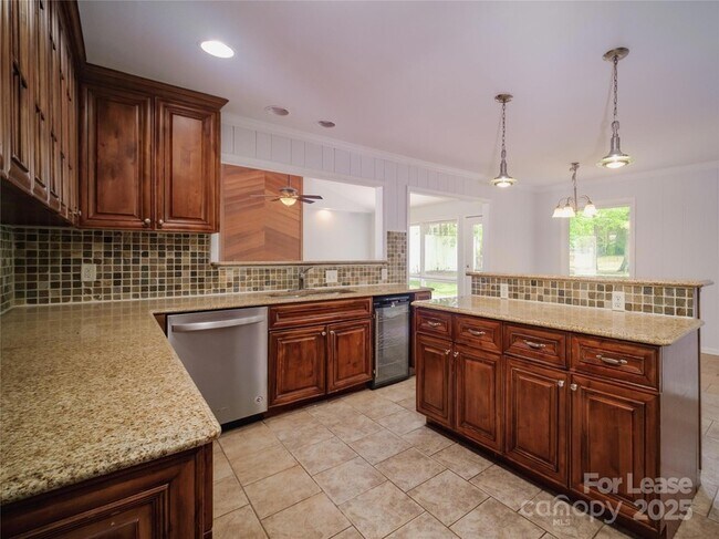 Building Photo - 1123 Lynbrook Dr