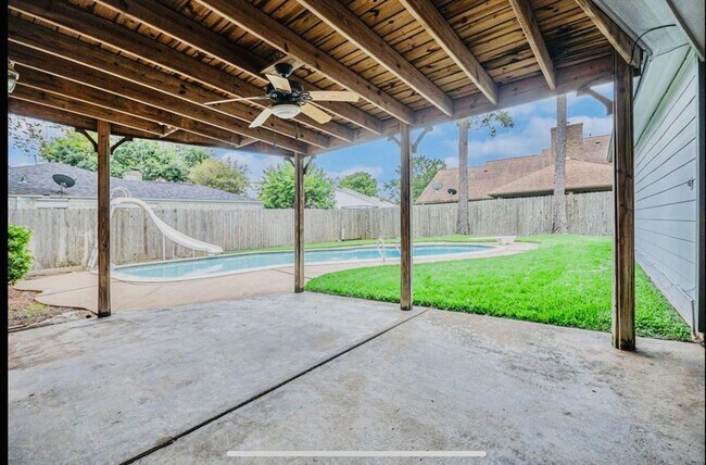 Building Photo - 15014 Hollydale Dr