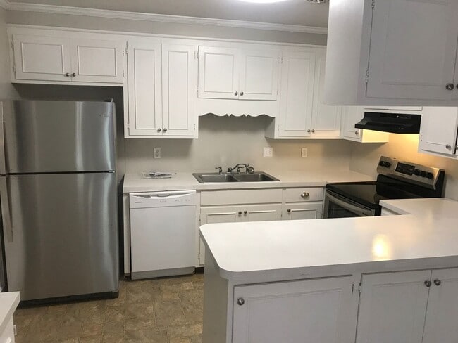 Building Photo - Live at the Center of Modern Conveniences & Entertainment.(500.00 off first full months rent)