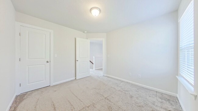 Building Photo - Like New Townhome