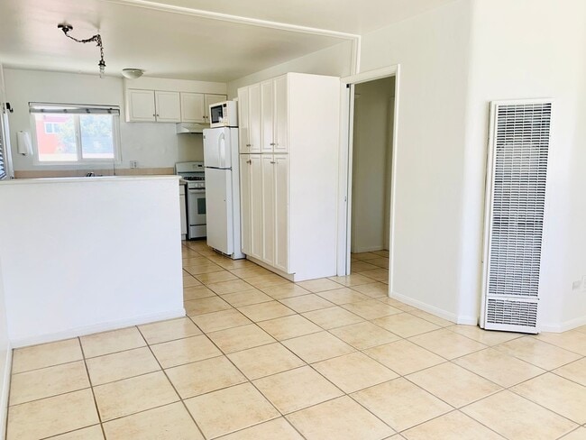 Building Photo - Live by the Beach! 2BD/1BA Mission Beach Apartment with Garage!