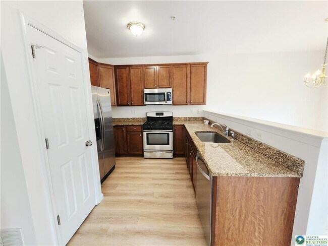 Building Photo - 937 King Way