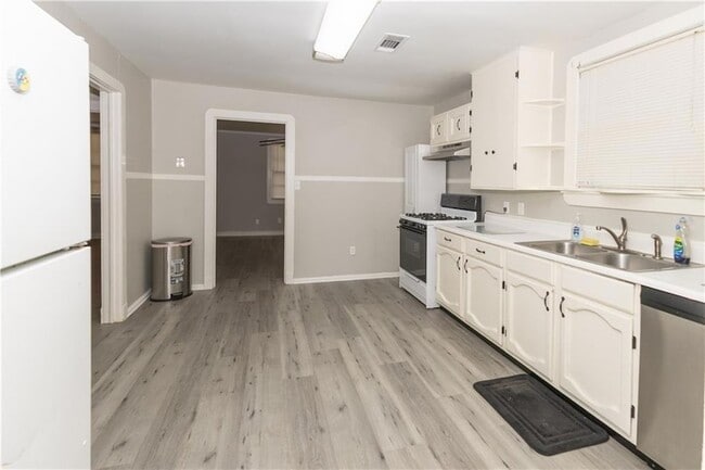 Building Photo - 558 Sunset Dr