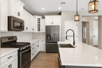 Building Photo - Beautiful 3 bedroom plus den!