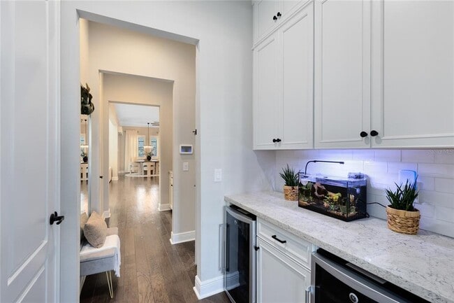 Building Photo - 9374 Reymont Street