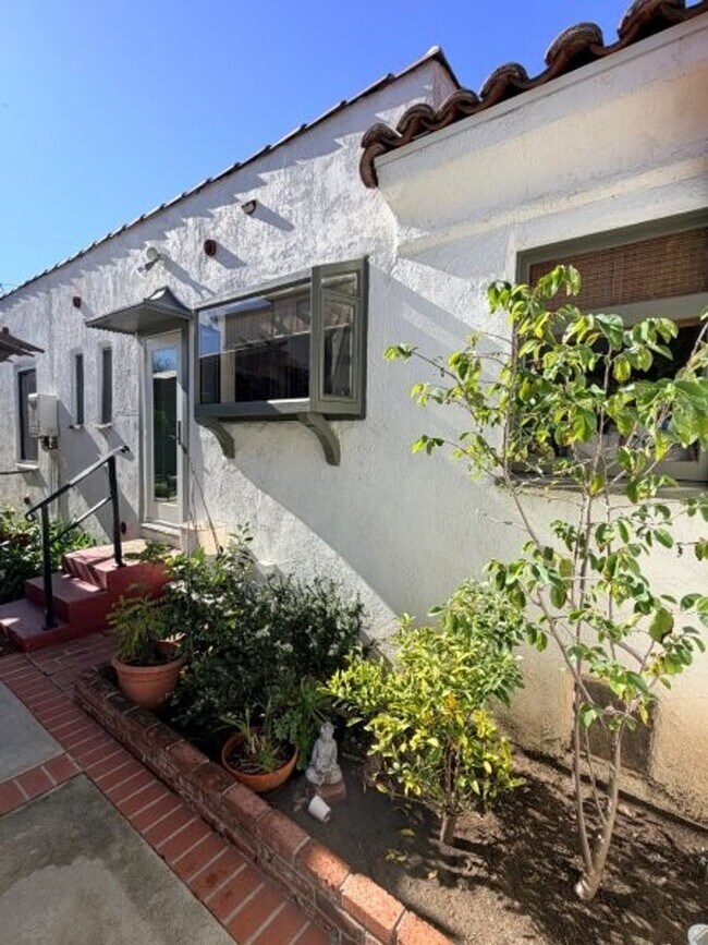 Building Photo - Pico-Robertson / Beverlywood 2 beds + 1.5 baths Spanish house PLUS Studio ADU  | Pool+Jacuzzi & e...