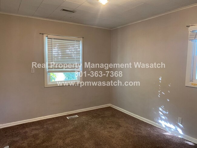 Building Photo - Come See This 4 Bedroom 1.5 bathroom single family home!!