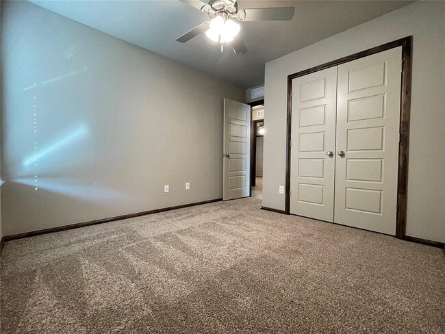 Building Photo - 2033 Sara Vista Dr