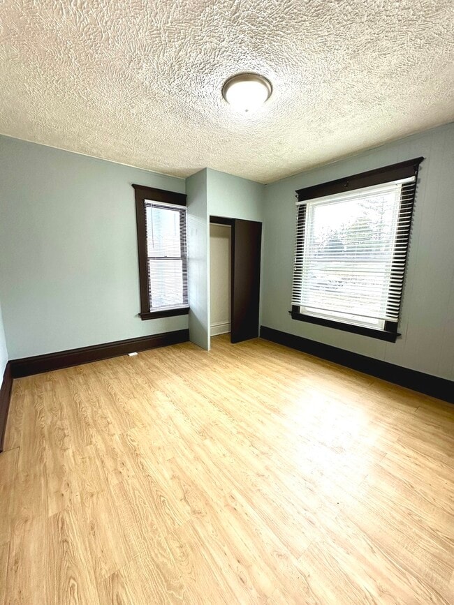 Building Photo - 408 S Gardiner Ave