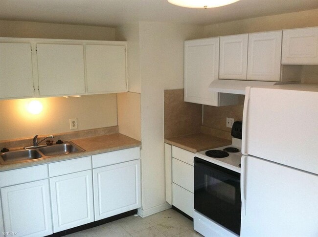 Building Photo - 2140 Champagne Dr