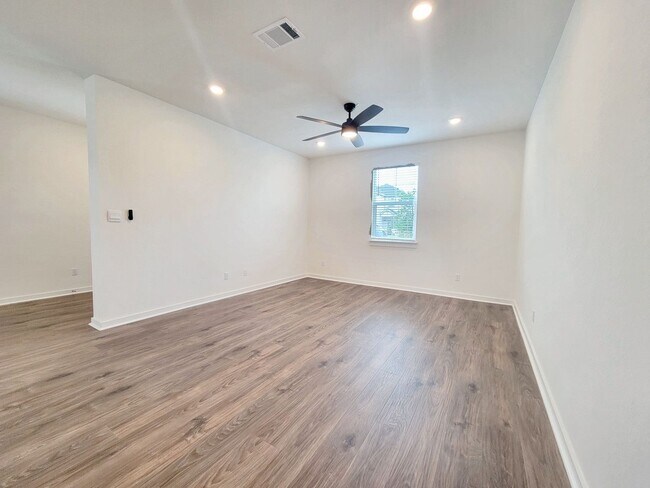 Building Photo - Spacious 4/BR 2.5/BA Retreat with Fenced Yard and Smart Features