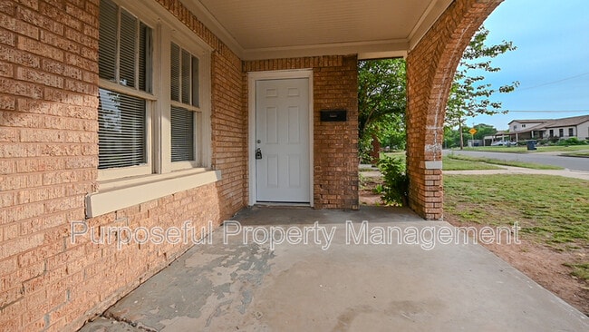Building Photo - 2201 Glen Ellyn St