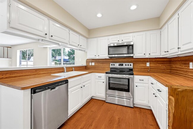 Building Photo - 915 S Diamondhead Blvd