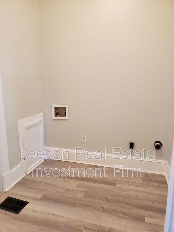 Building Photo - 521 1/2 Wichita St.