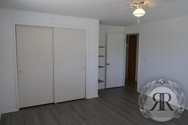 Building Photo - West Valley Tri-Plex, Washer/Dryer & Utili...