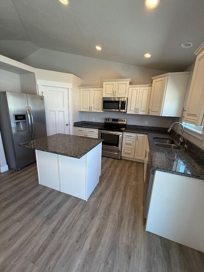 Building Photo - 1375 E Rachel Way