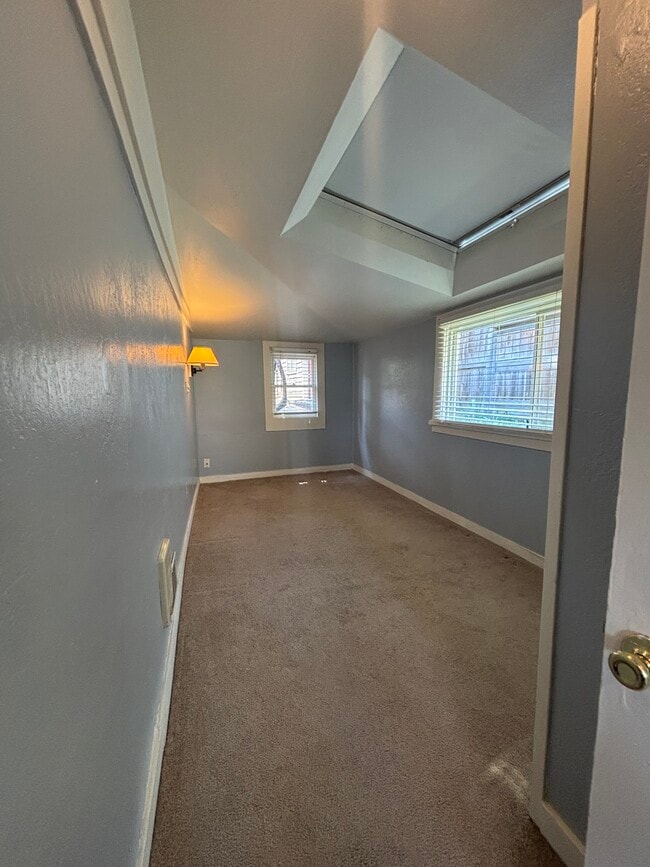 Building Photo - 735 Roca St
