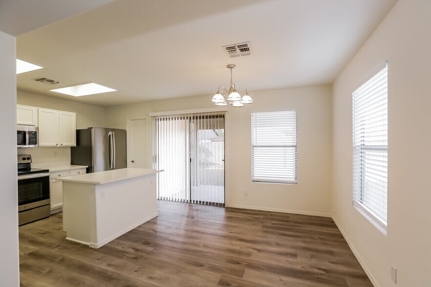 Building Photo - 5725 E Flower Cir