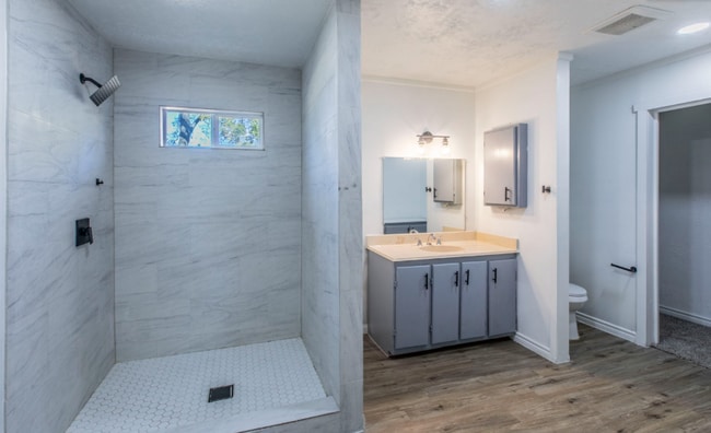 Building Photo - 301 E Dumble St