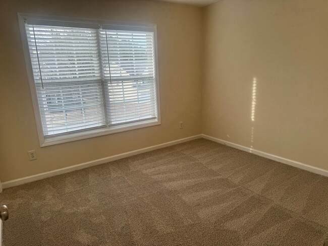 Building Photo - Fantastic 4br/2.5ba home, Conv to 40, excellent location, Available Now!