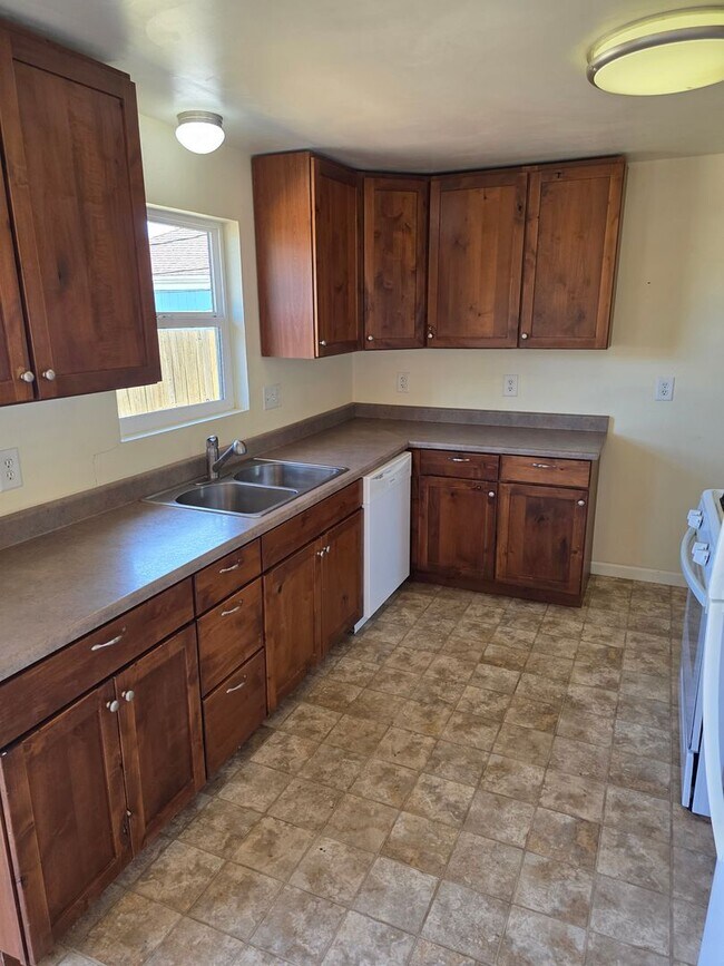 Building Photo - 2 Bedroom with Huge Yard in Springfield