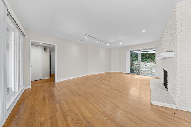Building Photo - 17 Stallion Rd