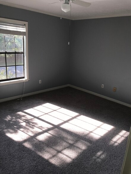 Building Photo - 707 Bay Park Dr