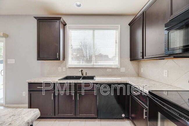 Building Photo - 9004 Blackstone Dr