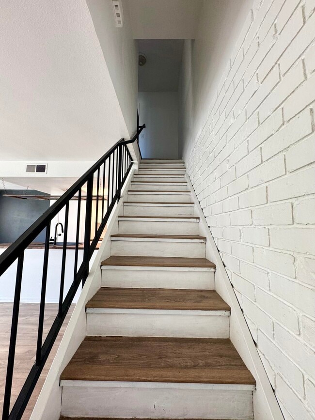 Building Photo - 72532 Edgehill Dr