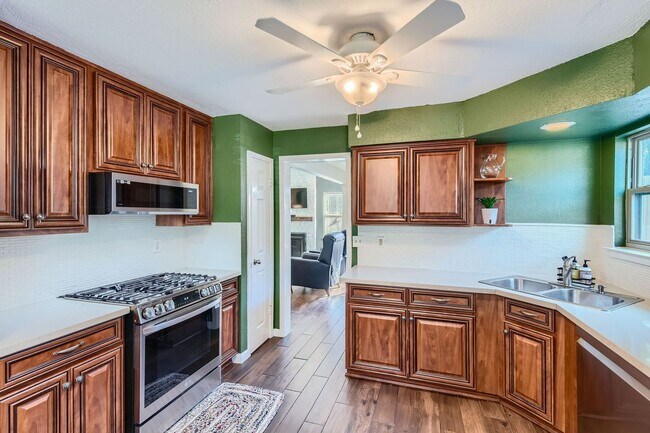 Building Photo - 4910 Pelham Dr