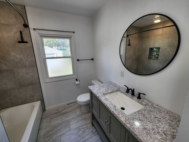 Building Photo - Remodeled 3-4 bedroom 2 bath house