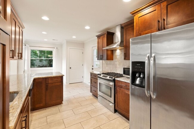 Building Photo - 2130 Chesterfield Ave