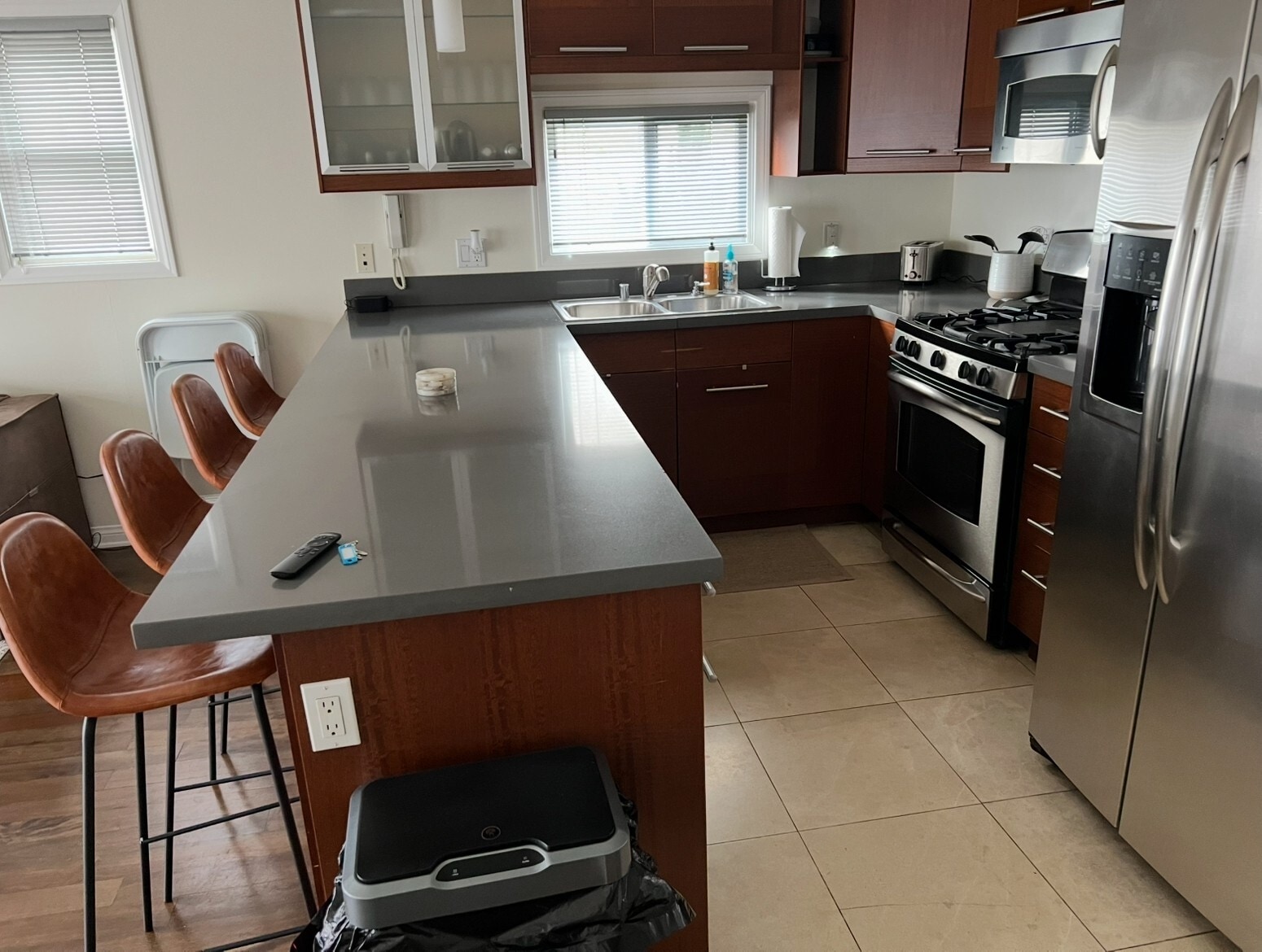 kitchen - 635 N Windsor Blvd