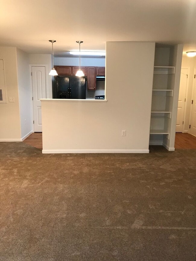 Building Photo - Bright & Inviting 2-Bedroom Condo in Prime...